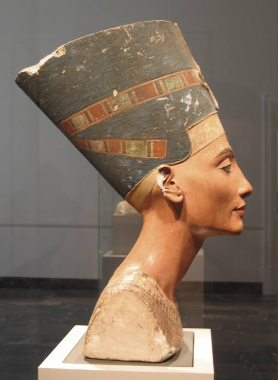 Nefertiti_bust_(right)