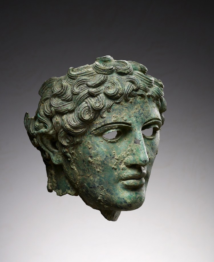 Tête virile. Rome, civilisation romaine. Ier siècle av. J.-C. – Ier siècle apr. J.-C. Bronze. H. 24 cm; larg. 18 cm, Inv. 204-36. Collection Stéphane Barbier-Mueller.