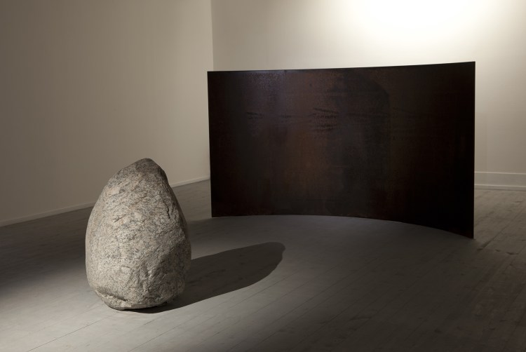 Lee Ufan, Relatum - Counterpoint, 2009 © ADAGP Lee Ufan, Vue de l'exposition Lee Ufan, Le Capitoles, Les Rencontres d'Arles, 2013, Photo. Fabrice Seixas &amp; archives kamel mennour,