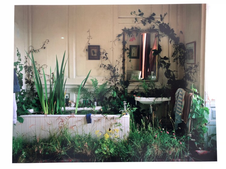 Outside Inside, Eglingham Hall bathroom, Tim Walker, Eglingham, Northumberland, 2000, 86 x 108,8 cm, Archival pigment print